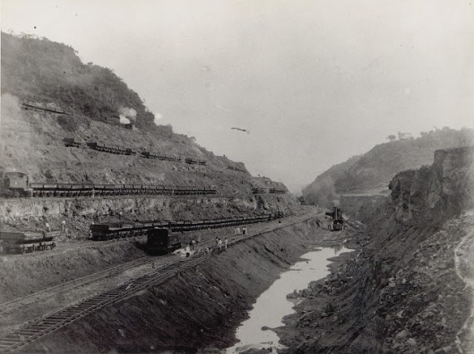 3. The railroad in use in the Culebra Cut, December 1904