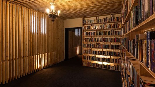 literary-man-hotel-50000-books-portugal-1