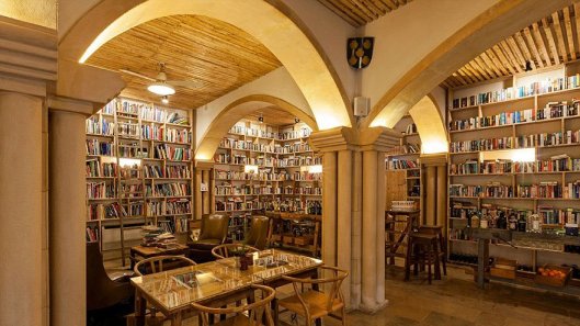 literary-man-hotel-50000-books-portugal-2-1