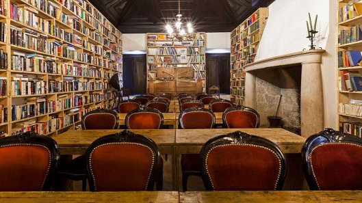 literary-man-hotel-50000-books-portugal-20-1
